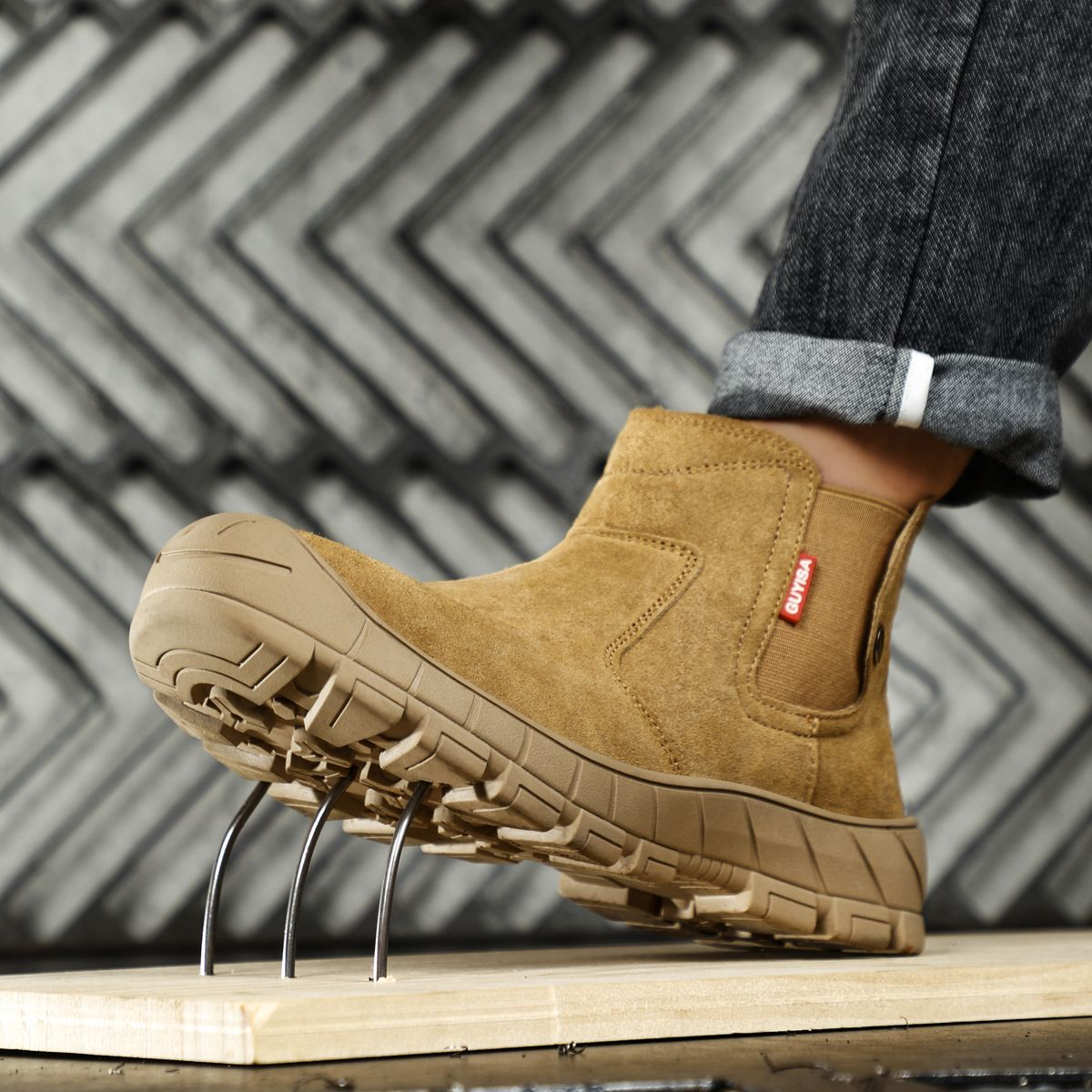 GUYISA safety shoes and boots are anti-smash, anti-puncture, durable and fashionable
